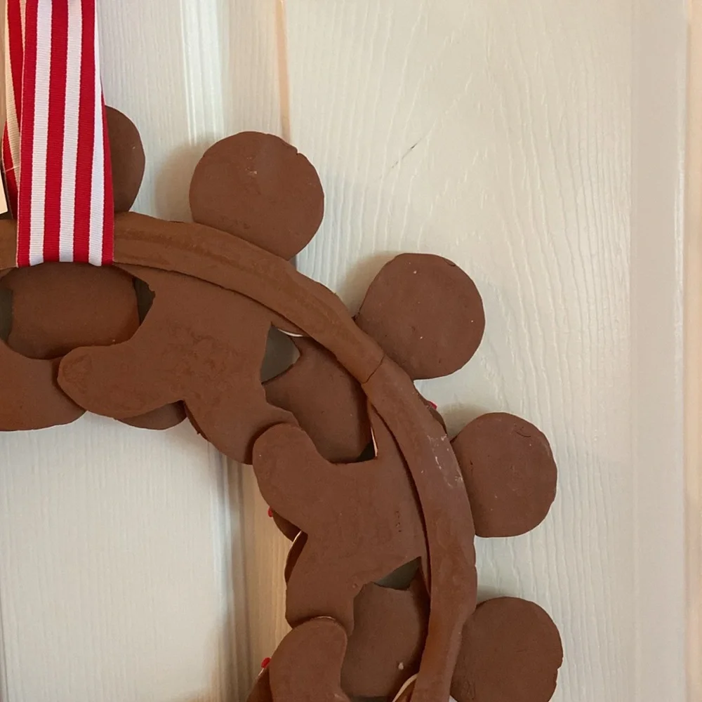 18” Gingerbread Men Christmas Wreath Layered Decorated w/ White & Red Icing - Picture 15 of 16